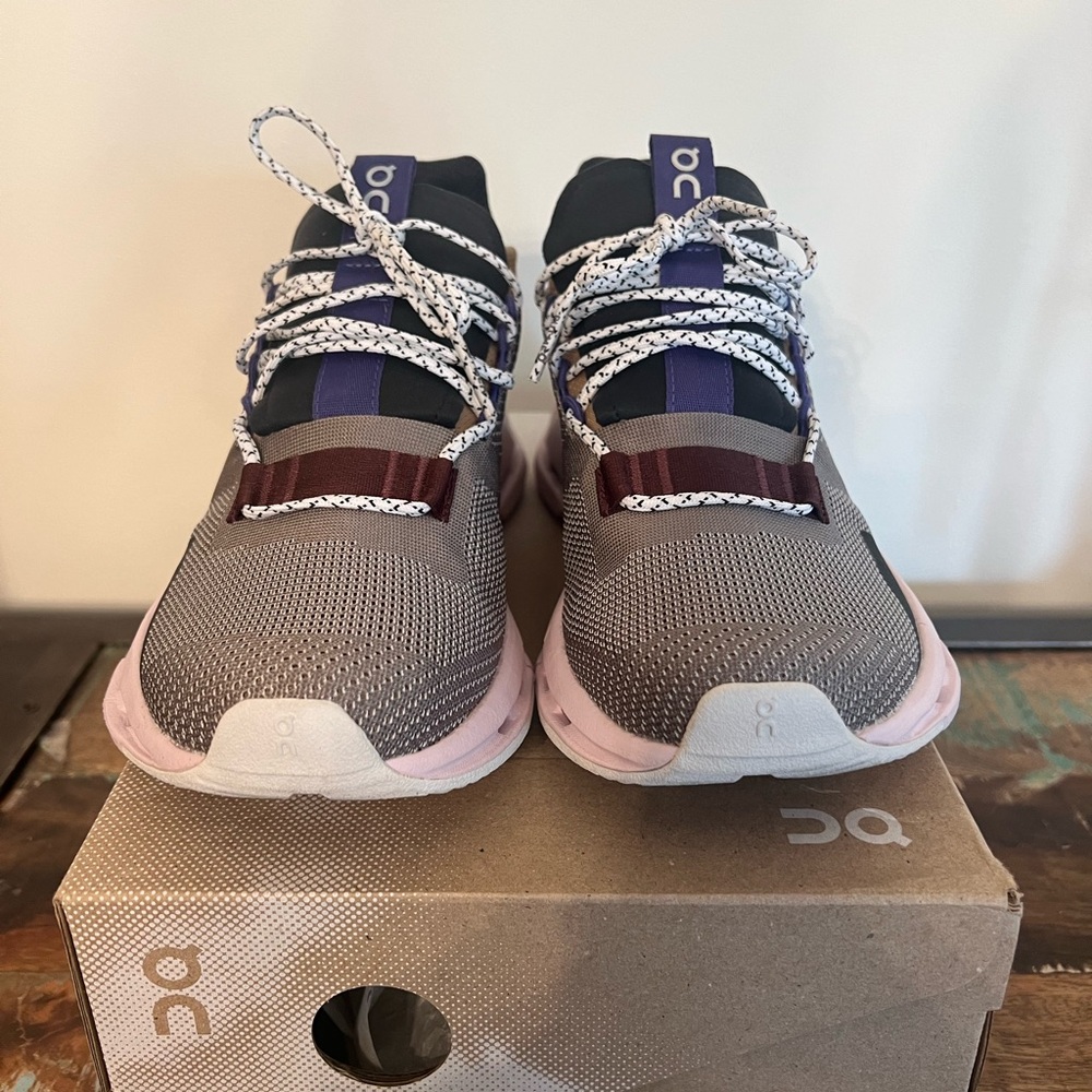 On Cloud Cloudnova in zinc/lilac W7